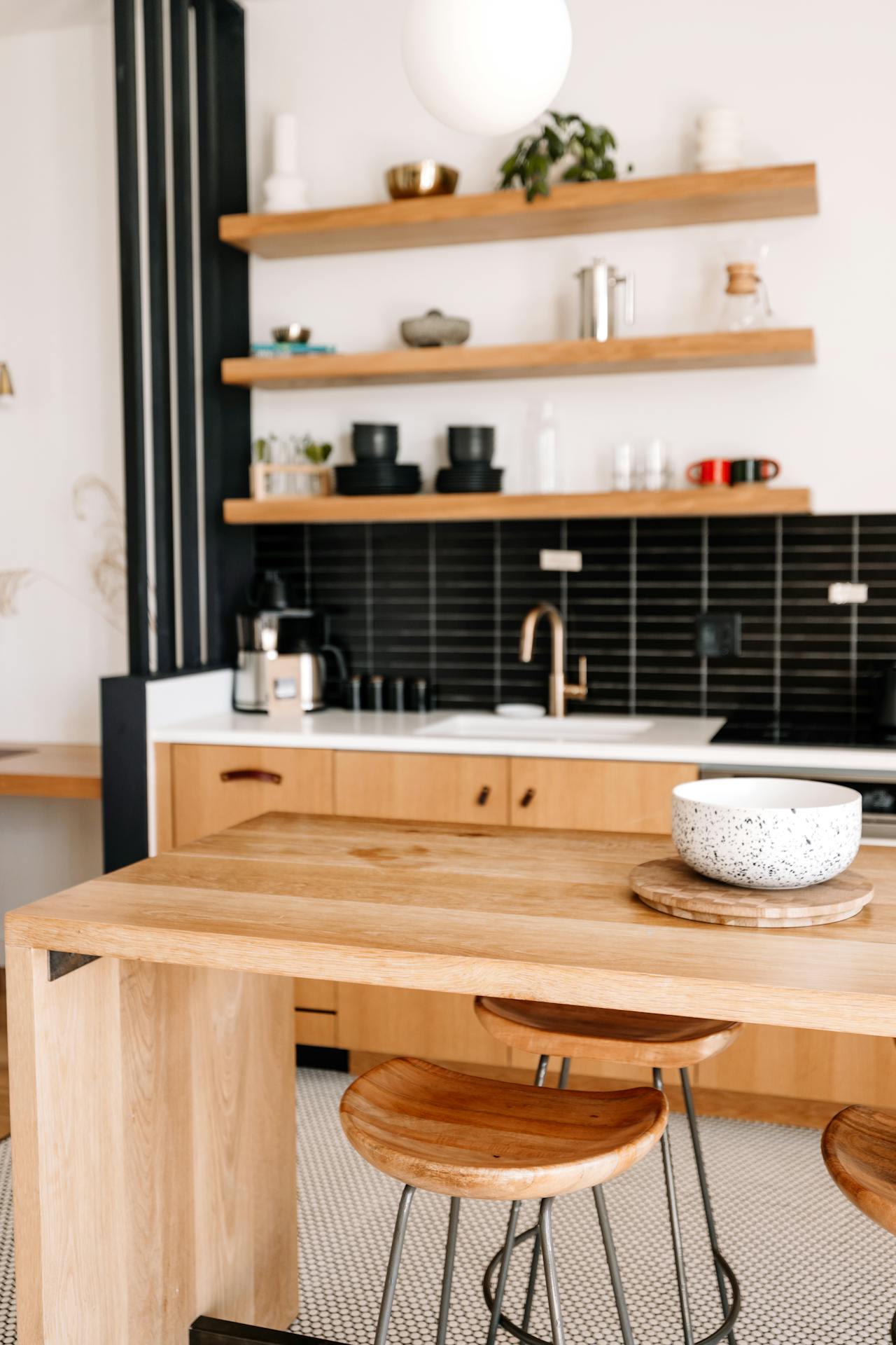 wisząca półka w kuchni